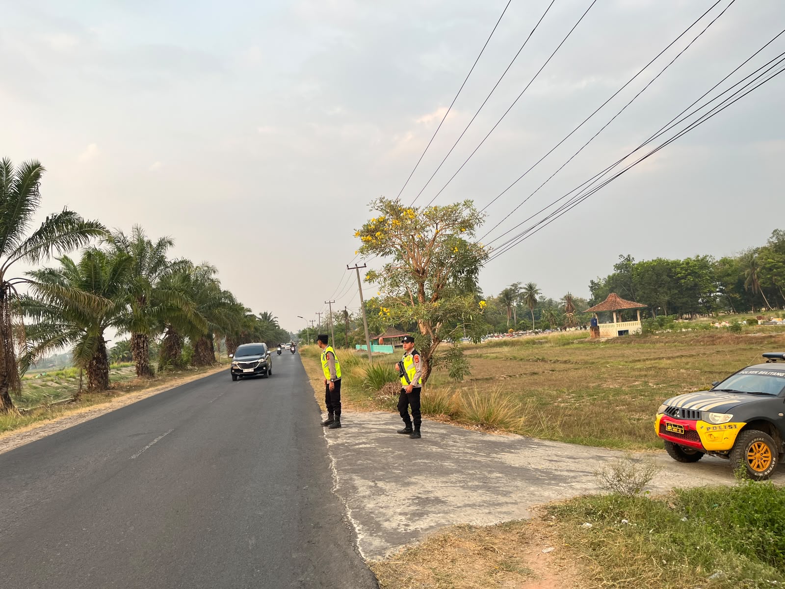 Kesiapsiagaan Tiga Personel Menyisir Rute Strategis Wilayah Hukum Belitang I