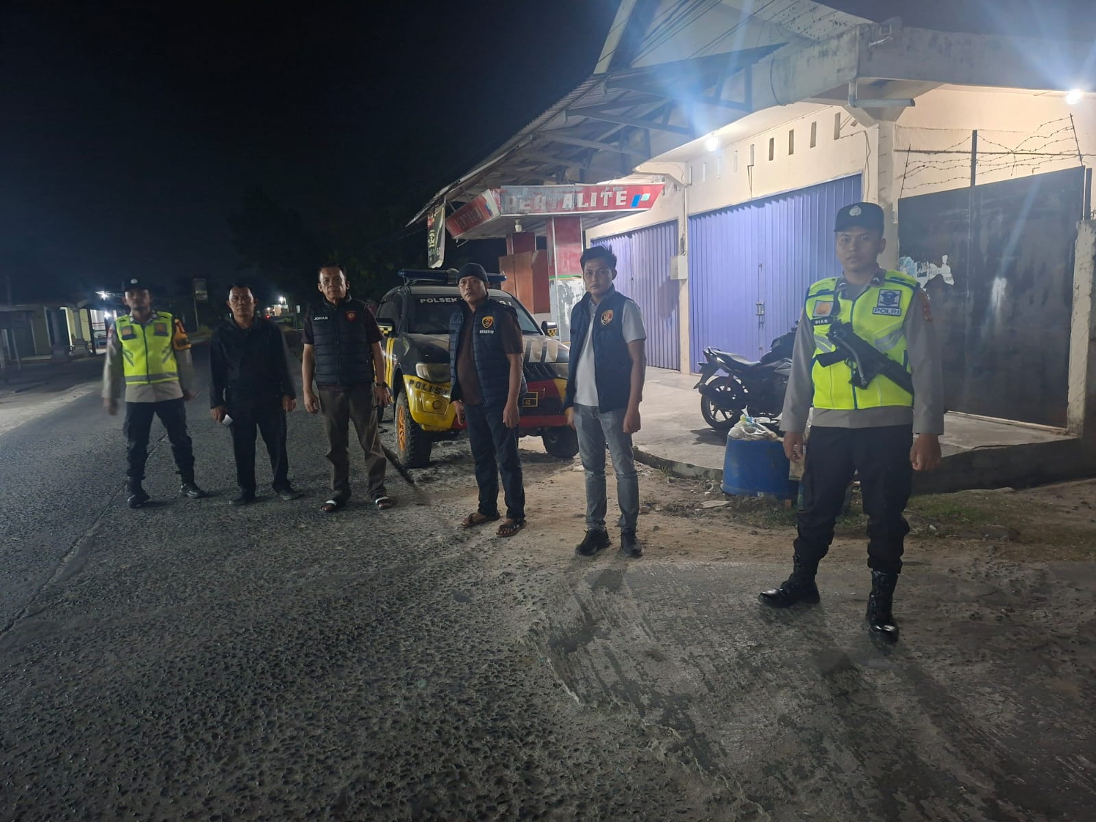 Sentuhan Humanis Malam Hari: Kapolsek Belitang I Menyapa Warga dan Pastikan Jalur Rawan Bebas Balap Liar