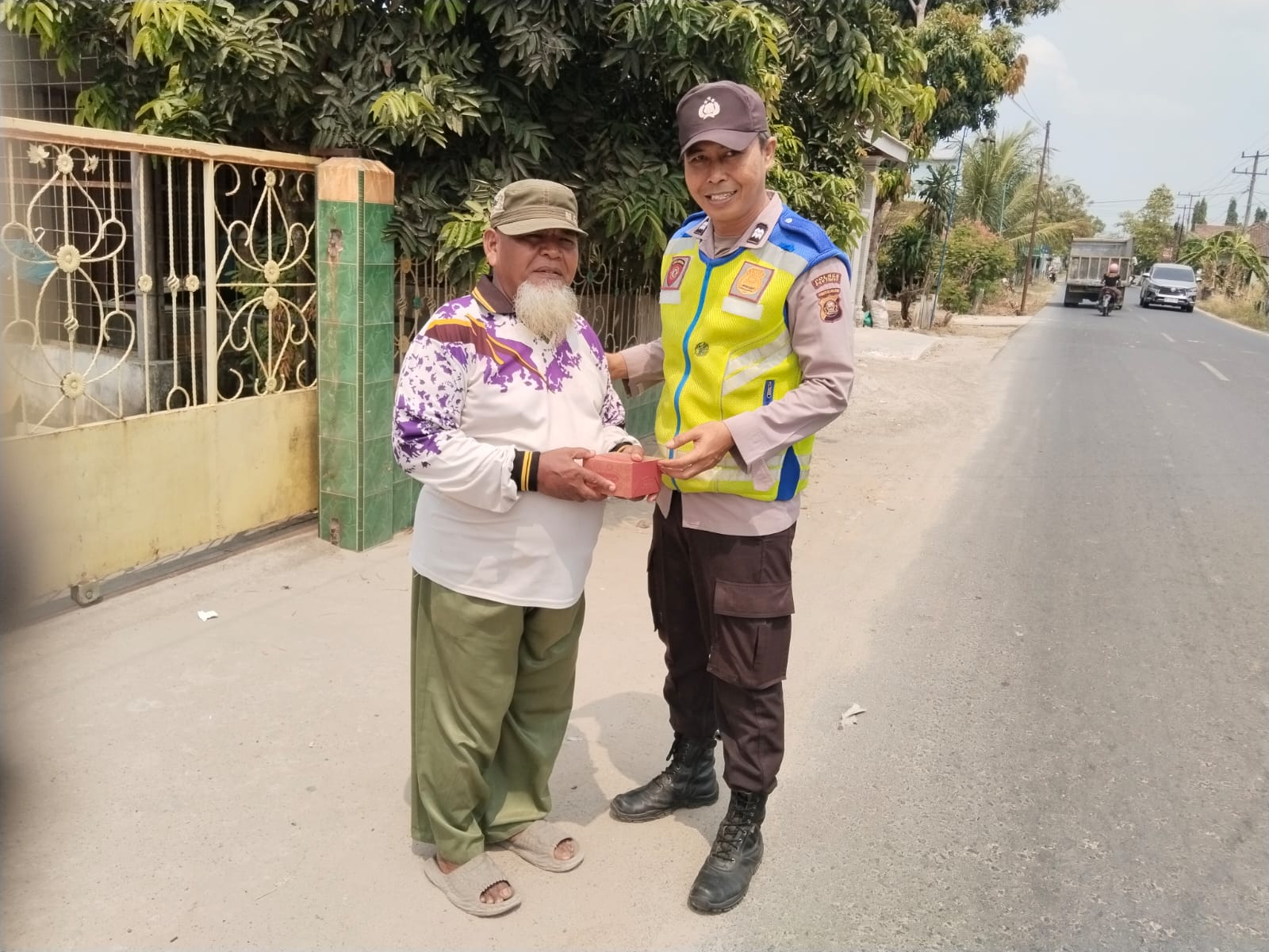 Polsek Belitang I Gelar Aksi Sedekah dan Berbagi, Wujud Kepedulian dan Hadirnya Polri di Tengah Masyarakat