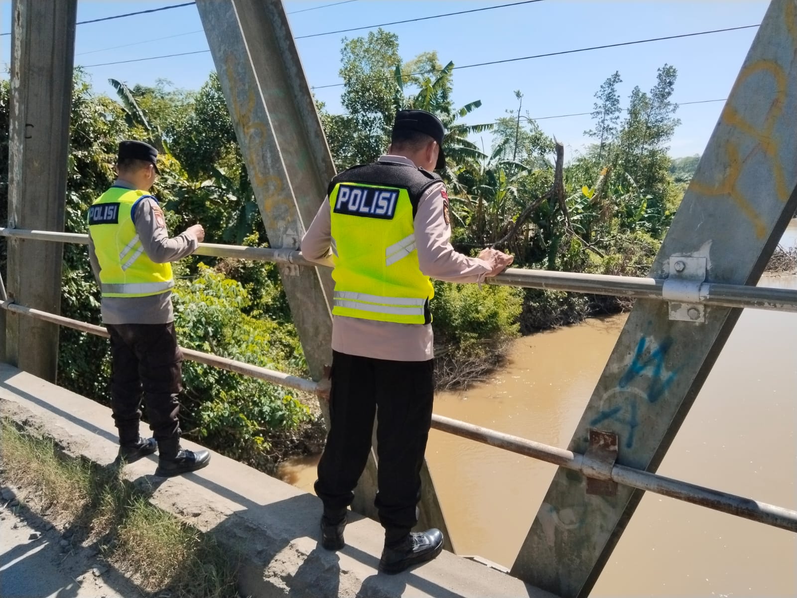 Antisipasi Cuaca Ekstrem, Polsek Belitang I Gencarkan Mitigasi Bencana di Aliran Sungai Belitang