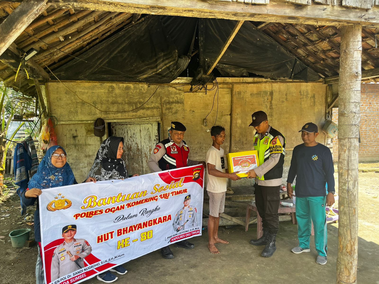 Sambut Usia Baru Bhayangkara, Polsek Belitang I Ketuk Pintu Rumah Warga Prasejahtera untuk Berbagi Paket Sembako