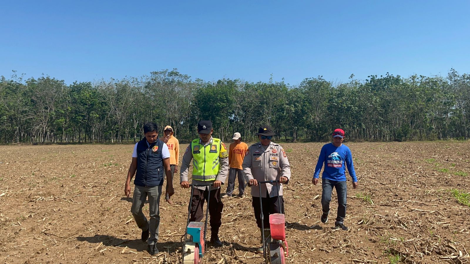 Akselerasi Swasembada Pangan: Polsek Belitang I dan Kelompok Tani Tegalrejo Bersinergi Manfaatkan Lahan untuk Kebun Jagung Pakan