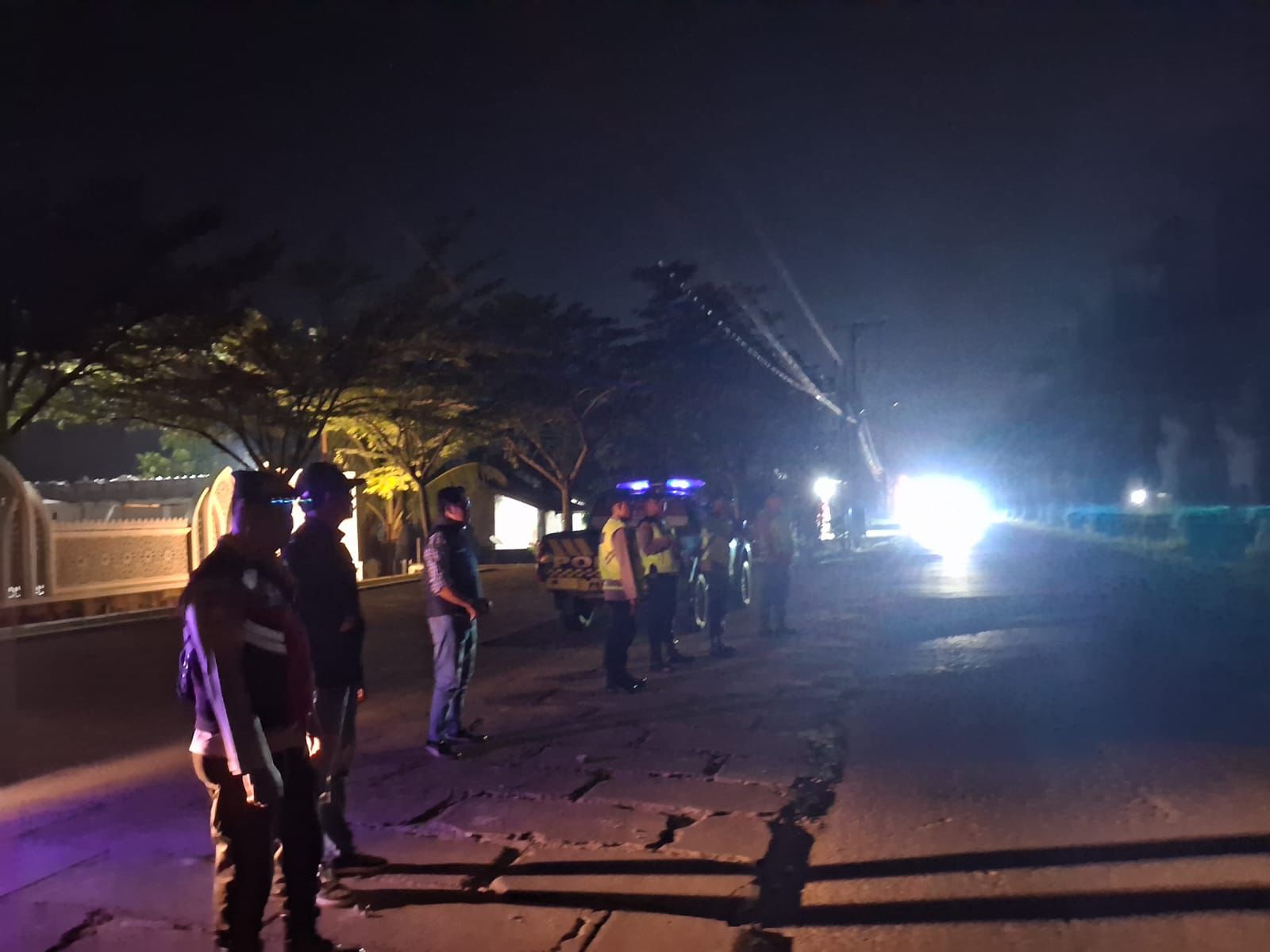 Cegah Kejahatan Jalanan dan Aksi Balapan Liar: Satuan Fungsi Polsek Belitang I Gelar Penyekatan Jalur Poros Desa Sumbersuko dan Mojosari