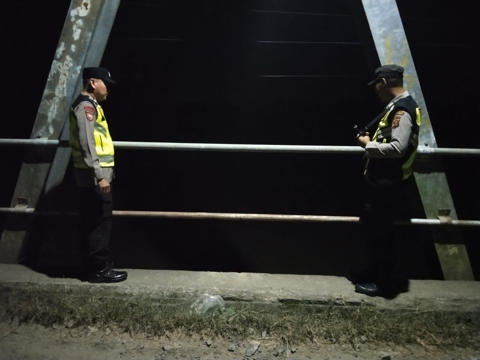 Antisipasi Dampak Cuaca Ekstrem: Polsek Belitang I Gelar Pengecekan Debit Air Sungai Belitang dan Pemasangan Sarana Edukasi Bencana