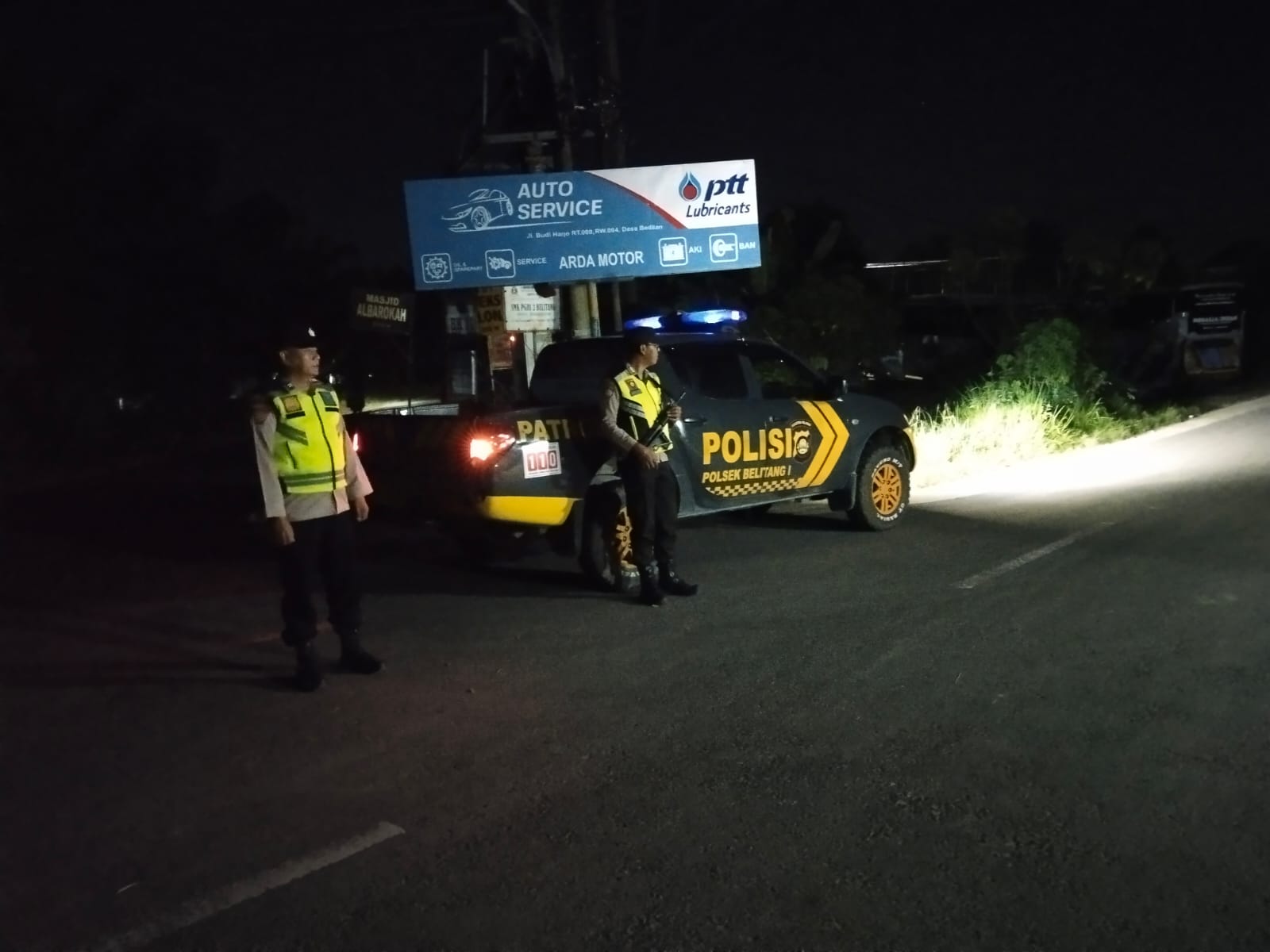 Kolaborasi Keamanan dan Tanggap Bencana: Polsek Belitang I Intensifkan Patroli KRYD Malam Hari Sembari Pantau Aliran Sungai Belitang