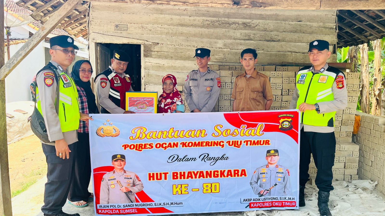 Kepedulian Nyata Polri: Semarakkan Bulan Bakti Bhayangkara ke-80, Polsek Belitang I Salurkan Paket Sembako untuk Lansia di Dua Desa