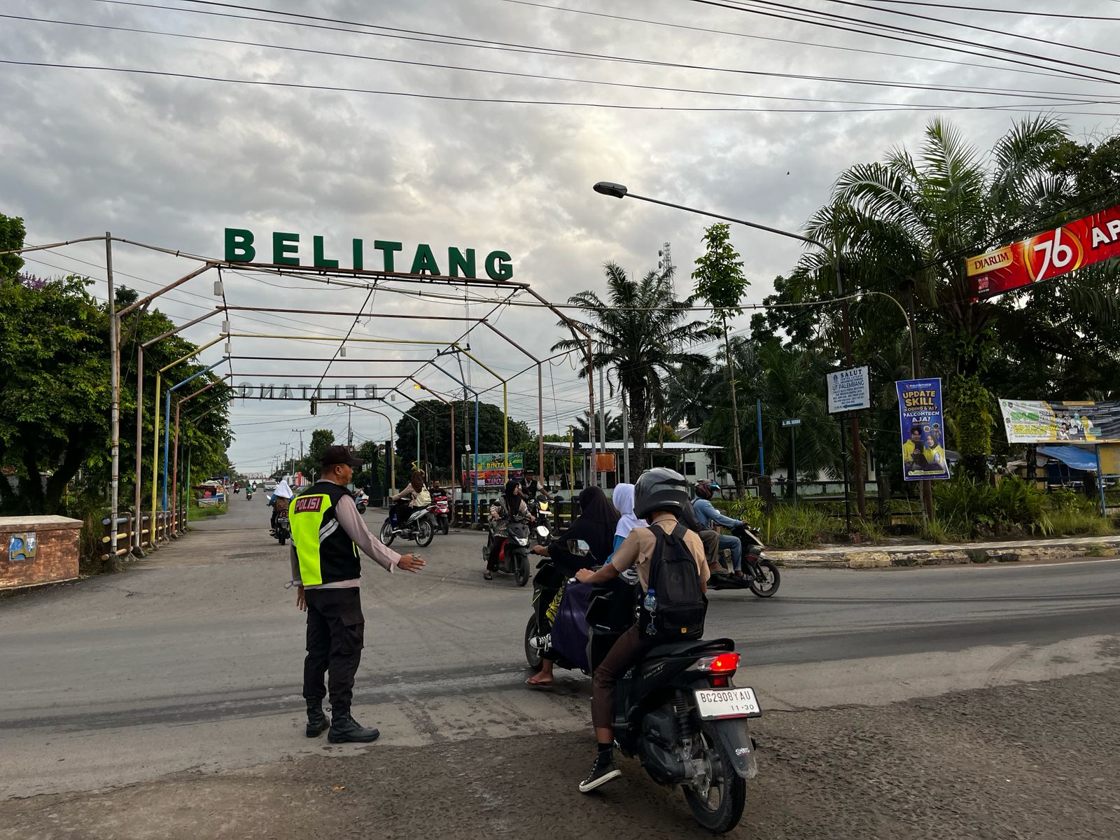 Sikat Macet Sejak Pagi, Polsek Belitang I ‘Pagar Hidup’ di Jalur Sibuk