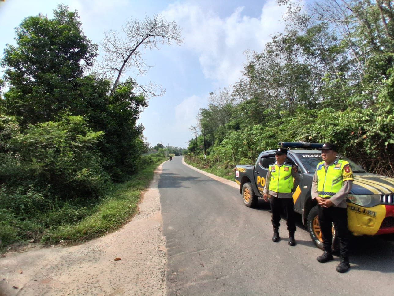 Kawal Aktivitas Siang Hari, Trio Personil Polsek Belitang I Amankan Jalur Lintas Empat Desa
