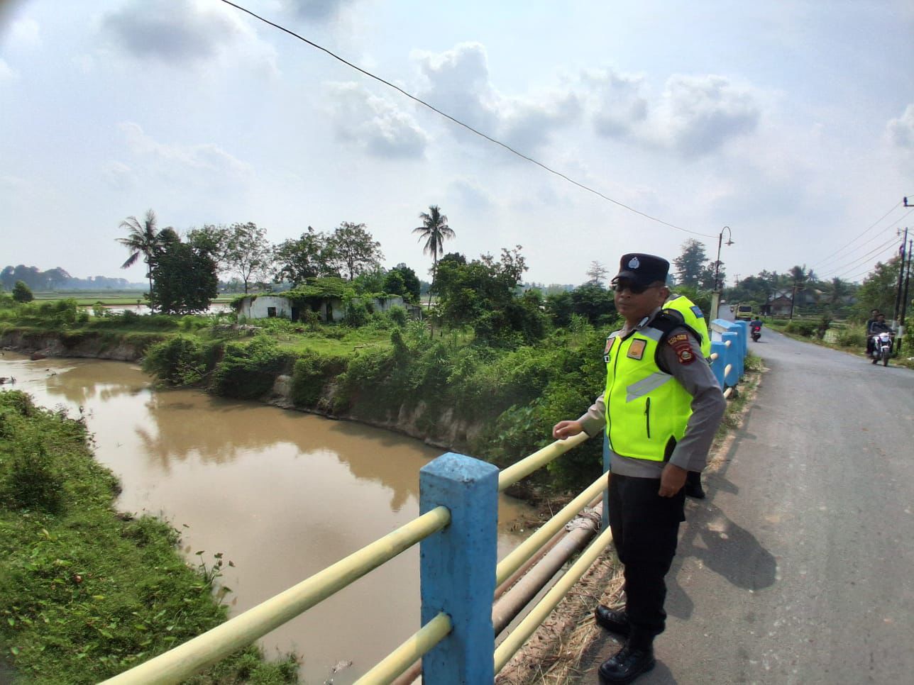 Siang Hari Tetap Siaga, Polsek Belitang I Pasang Barikade Peringatan di Jalur Rawan Longsor