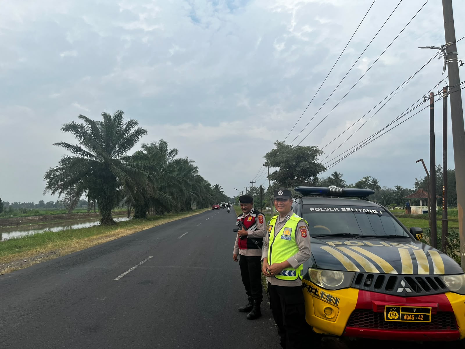 Sore Hari Tetap Siaga, Tim Polsek Belitang I Sekat Jalur Poros Antisipasi Aksi Balap Liar