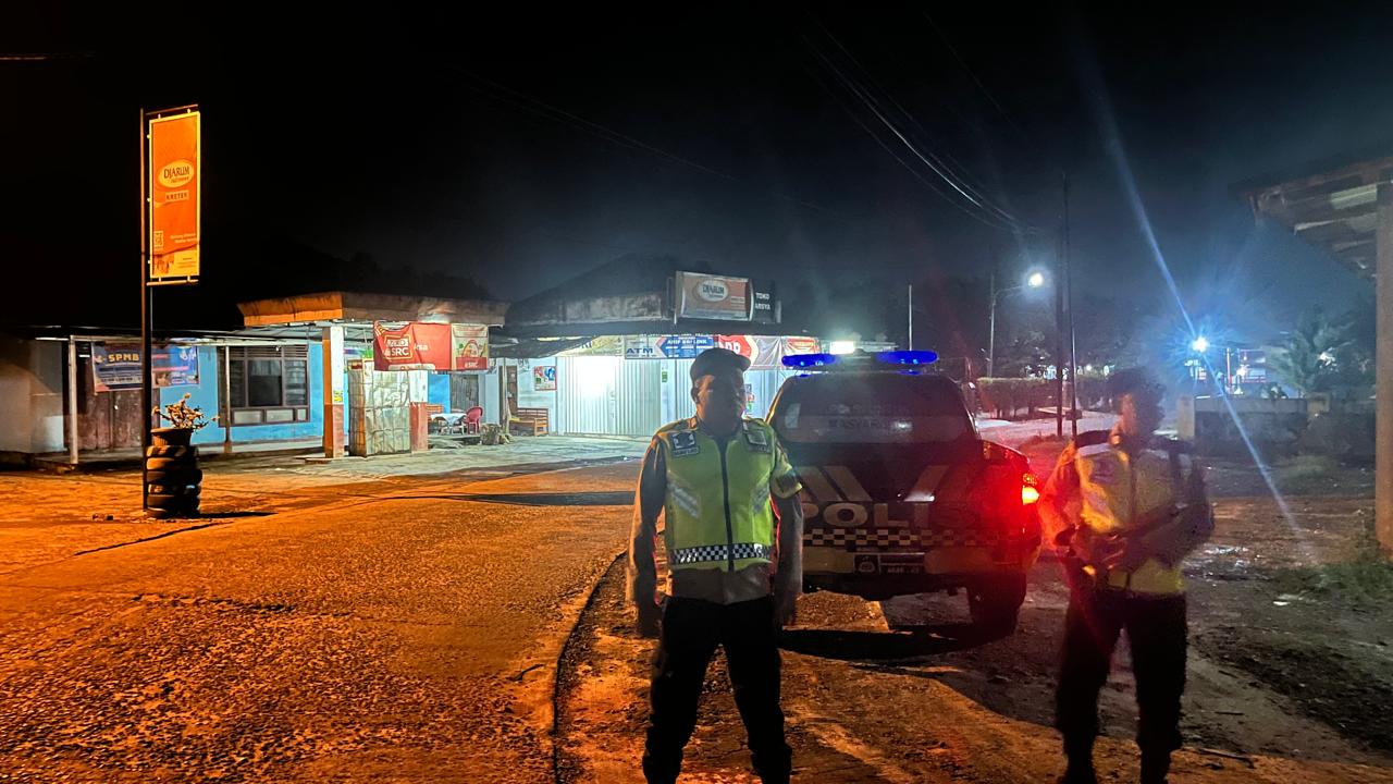Jaga Kenyamanan Waktu Istirahat Warga, Trio Personil Polsek Belitang I Patroli Sisir Empat Desa