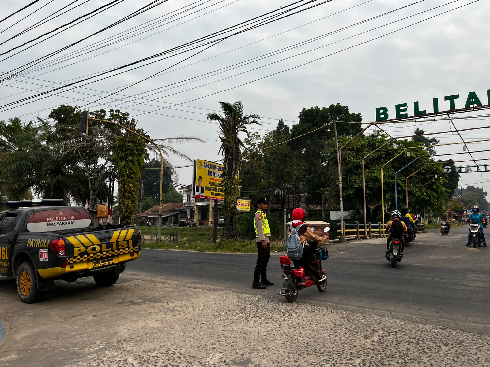 Tingkatkan Disiplin Jalan Raya, Polsek Belitang I Amankan Dua Titik Krusial Melalui Strong Point Pagi