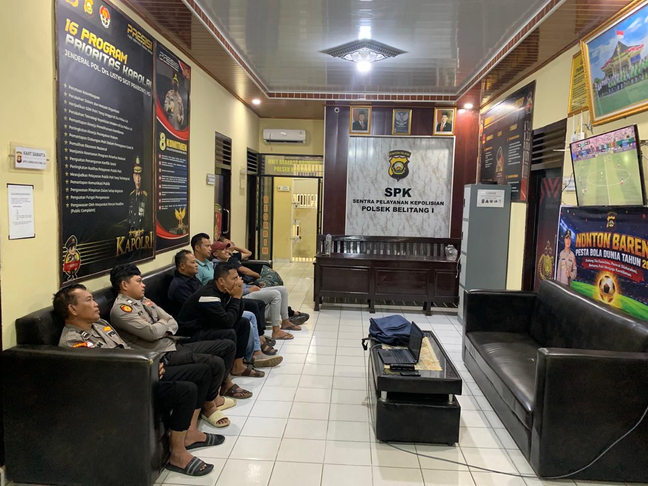 Dini Hari Penuh Keseruan: Nobar Piala Dunia 2026 di Polsek Belitang I Jalin Keakraban Tanpa Sekat