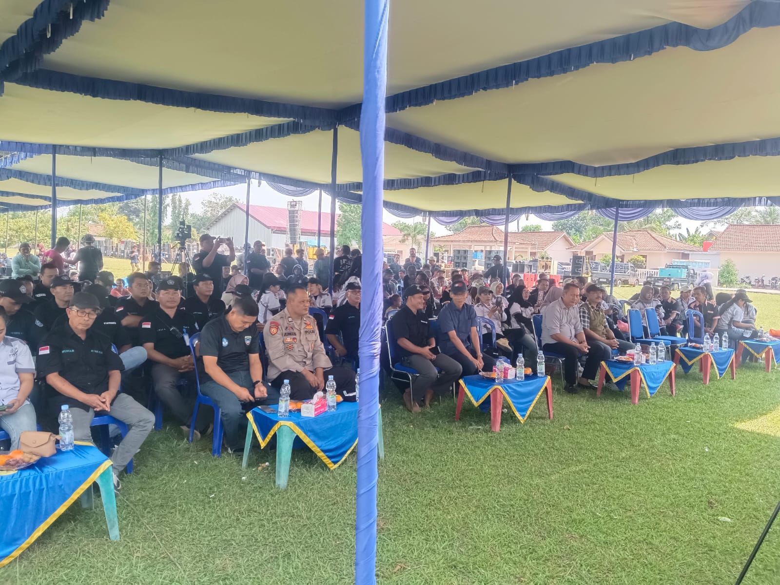 Kemeriahan menyelimuti Lapangan Sepak Bola Desa Sidomakmur, Personel Polsek Belitang I amankan acara
