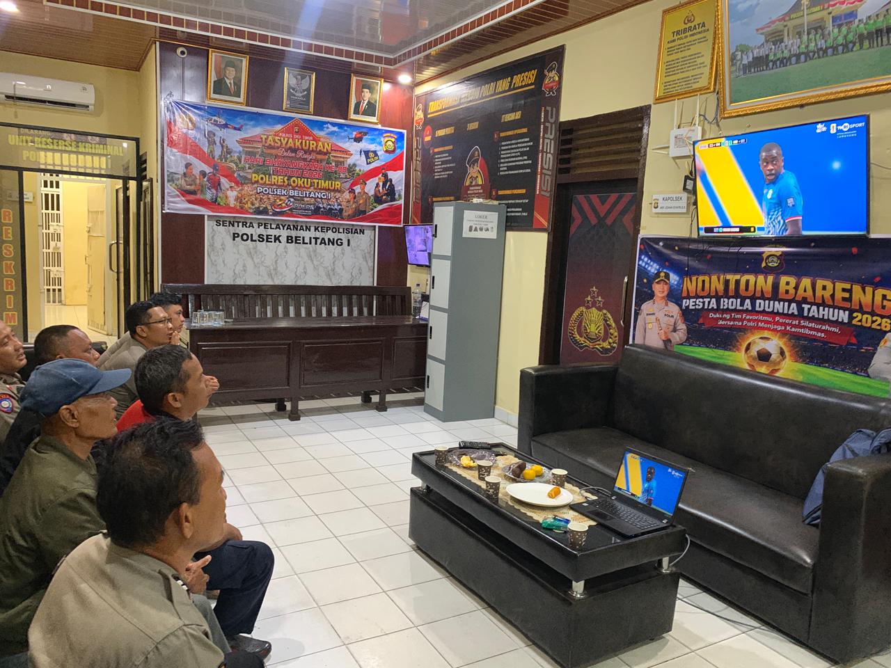 Hangatnya Malam di Mapolsek: Laga Seru Inggris vs RD Kongo Jadi Ajang Jalin Silaturahmi Polsek Belitang I dan Warga