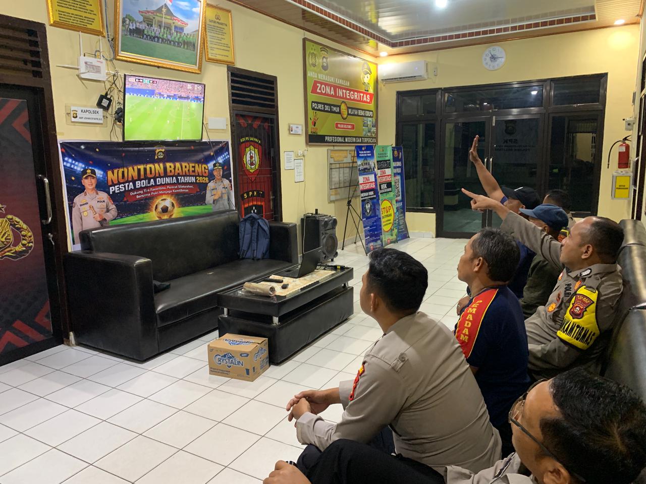 Lewat Nobar Argentina vs Mesir, Polsek Belitang I Pererat Silaturahmi dan Jaga Kamtibmas Bersama Warga
