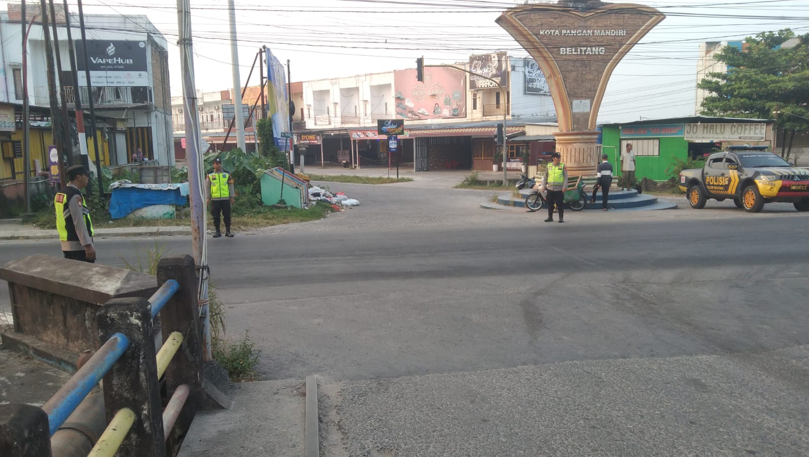 Sapa Pagi Warga Belitang, Personel Polsek Belitang I Siaga Gelar Strong Point di Persimpangan Utama