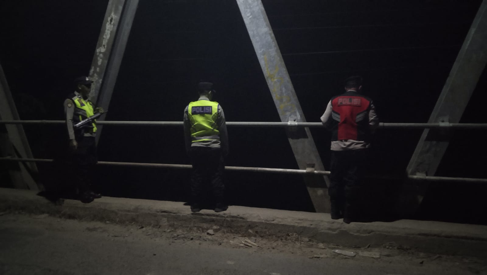 Antisipasi Cuaca Ekstrem Malam Hari, Polsek Belitang I Sisir Aliran Sungai Desa Gedung Rejo Guna Mitigasi Bencana