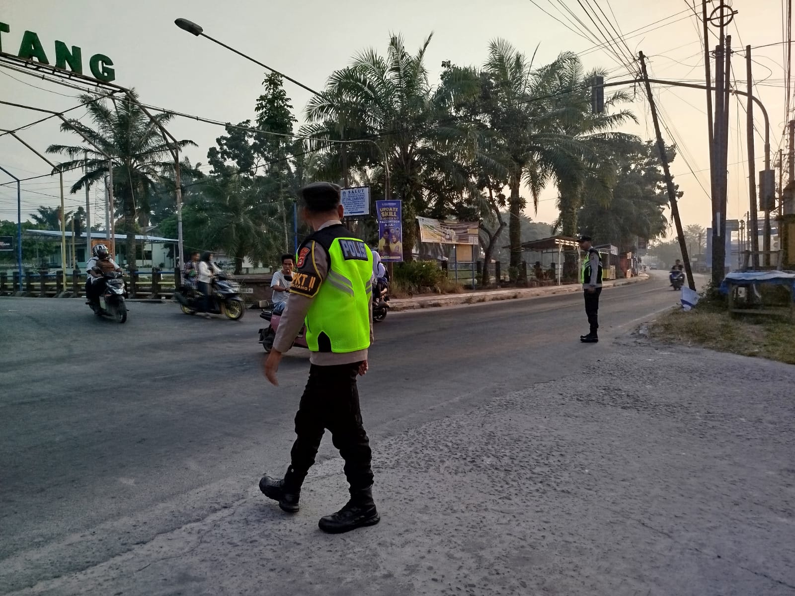 Awali Pekan dengan Pelayanan Prima, Polsek Belitang I Gelar Pengaturan Strong Point Pagi di Titik Sibuk