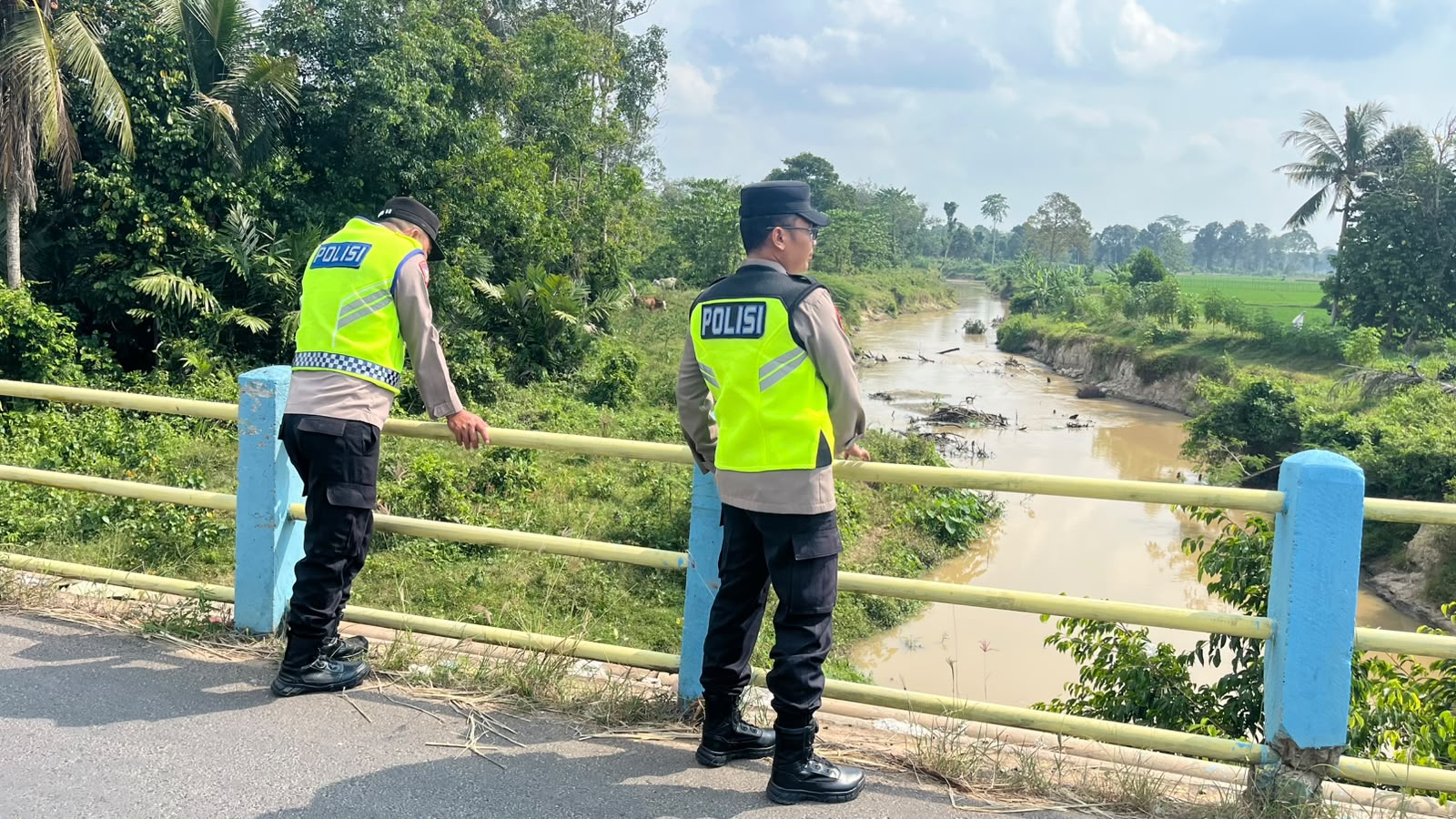 Antisipasi Cuaca Ekstrem, Polsek Belitang I Gencarkan Mitigasi dan Cek Debit Air Sungai Macak