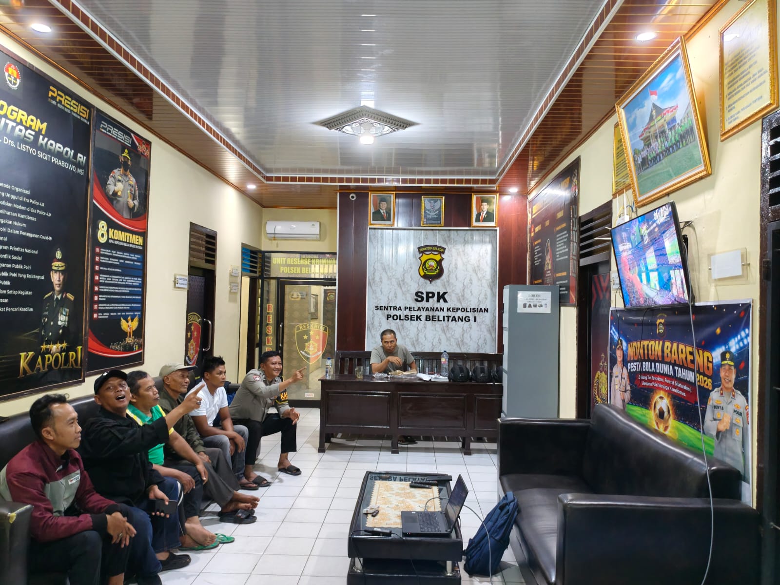 Lewat Nobar Piala Dunia 2026, Polsek Belitang I Pererat Silaturahmi Bersama Warga