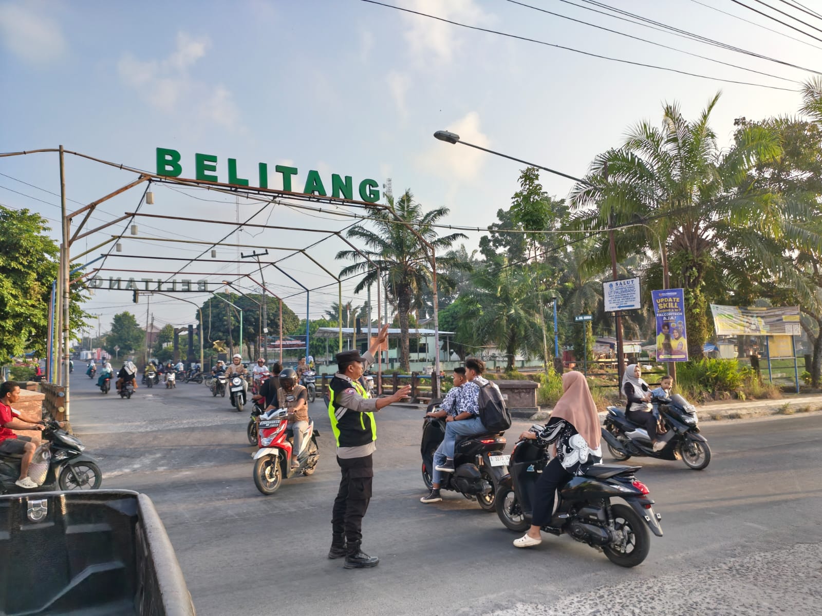Pastikan Aktivitas Pagi Hari Aman, Personel Polsek Belitang I Gelar Pengaturan Strong Point di Titik Rawan