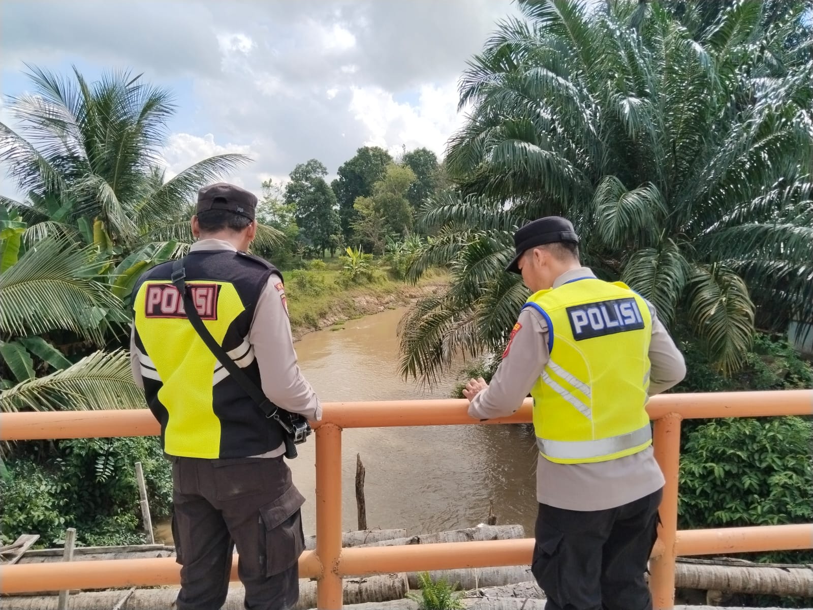 Antisipasi Dampak Cuaca, Polsek Belitang I Gencarkan Mitigasi Bencana Alam di Aliran Sungai Macak