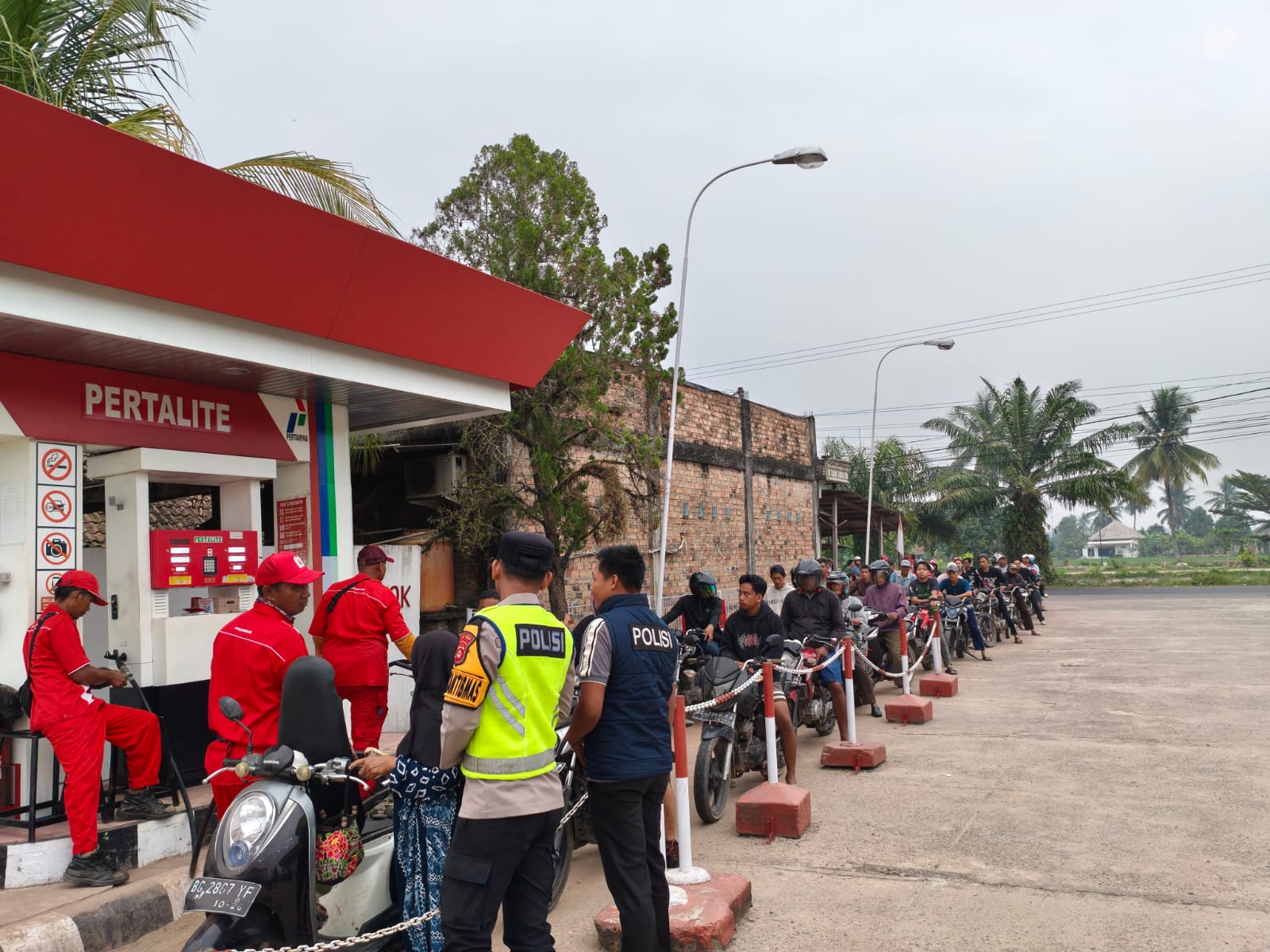 Jamin Kelancaran Pasokan BBM, Polsek Belitang I Turun Langsung Gelar Cooling System di SPBU Mojosari BK 9