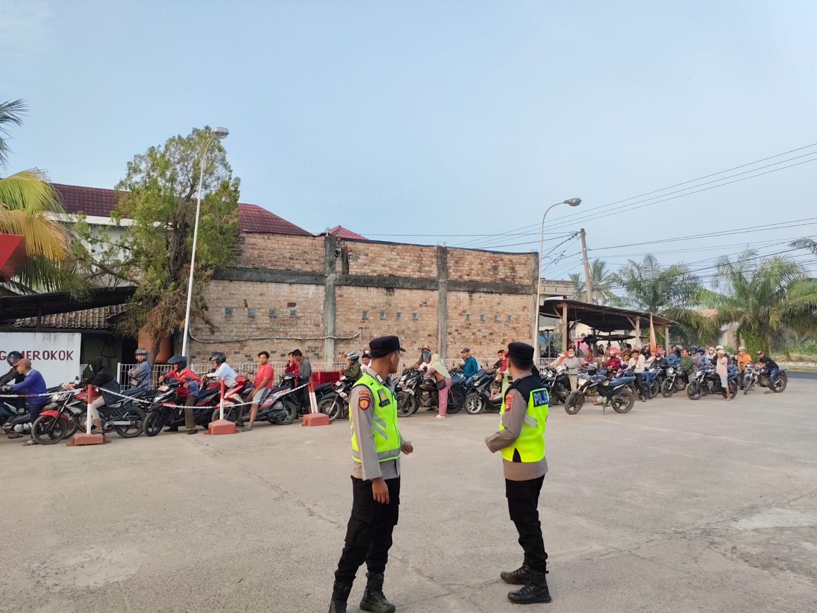 Stok Pertalite Melimpah 16 Ribu Liter, Polsek Belitang I Siagakan Patroli Cooling System di SPBU Mojosari BK 9