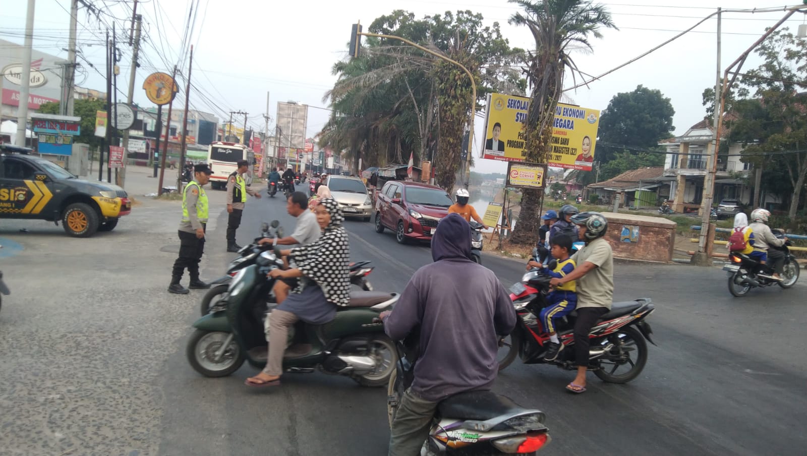 Kawal Pagi Masyarakat Belitang, Personel Polsek Belitang I Siaga di Titik Rawan Kemacetan