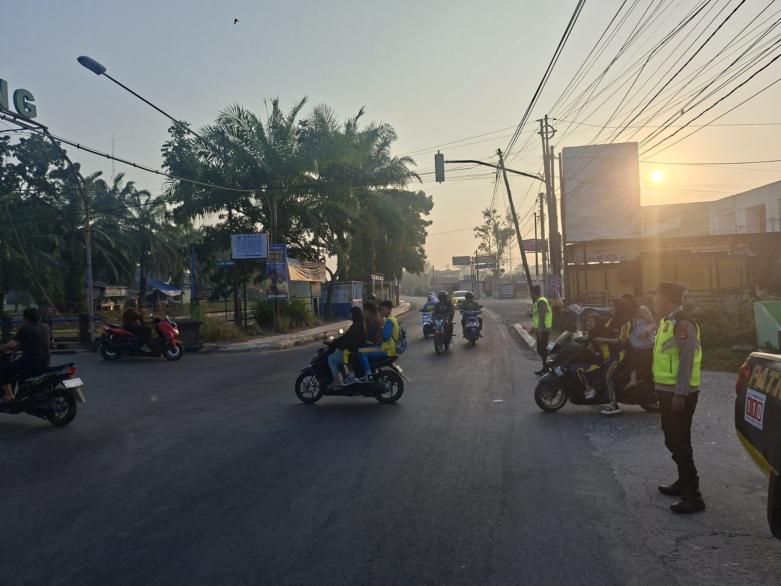 Menjaga Kelancaran Aktivitas Warga Sejak Terbit Fajar