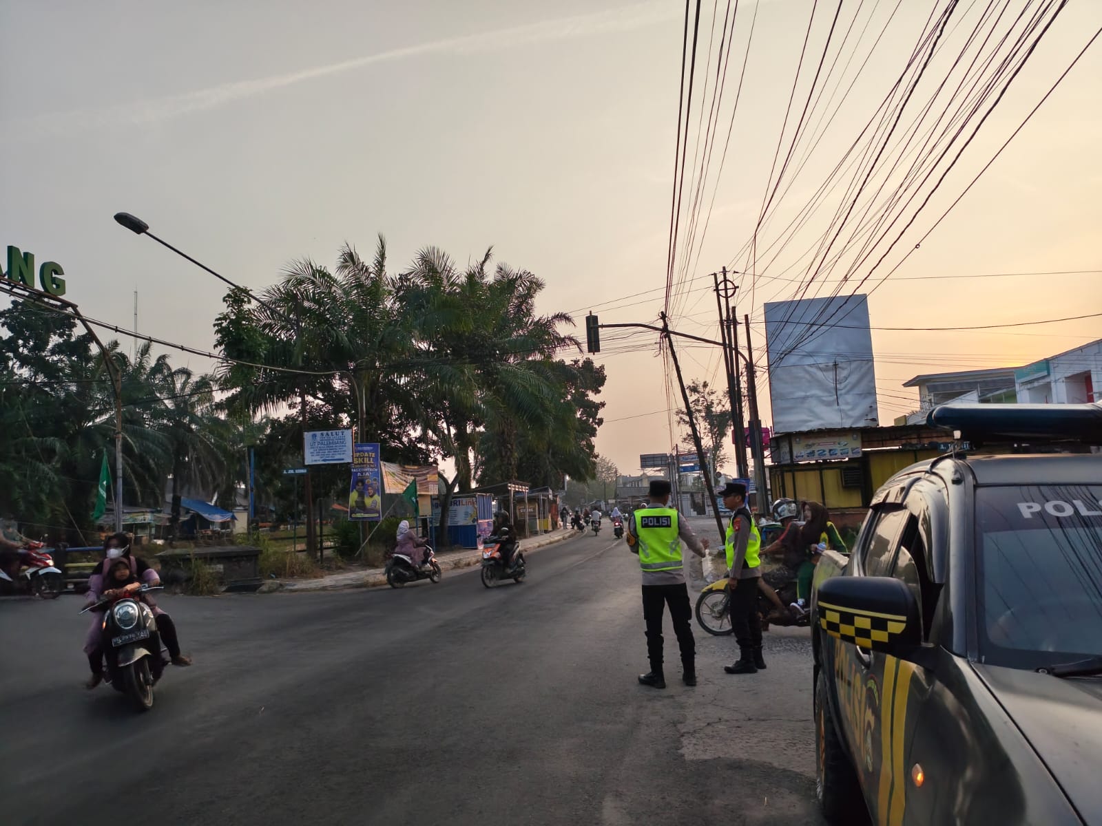 Kehadiran Polsek Belitang I Di Dua Persimpangan Padat Sukses Urai Potensi Kemacetan Akhir Pekan
