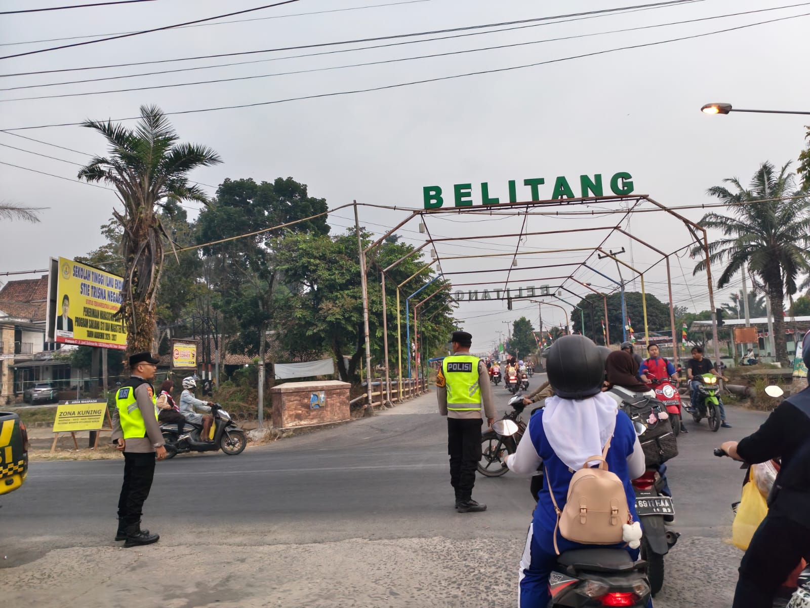 Sapa Warga di Pagi Hari, Personel Polsek Belitang I Gelar Strong Point Sambut Jam Sibuk