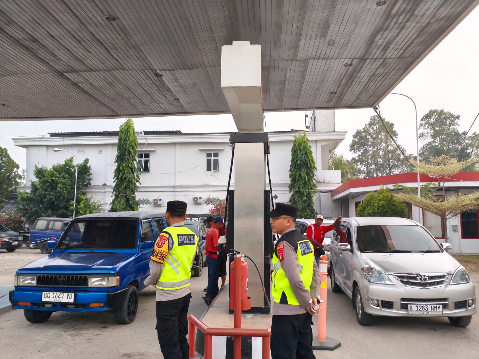 Jaga Ketertiban Pengisian BBM, Polsek Belitang I Rutin Gelar Patroli Cooling System di SPBU BK 9