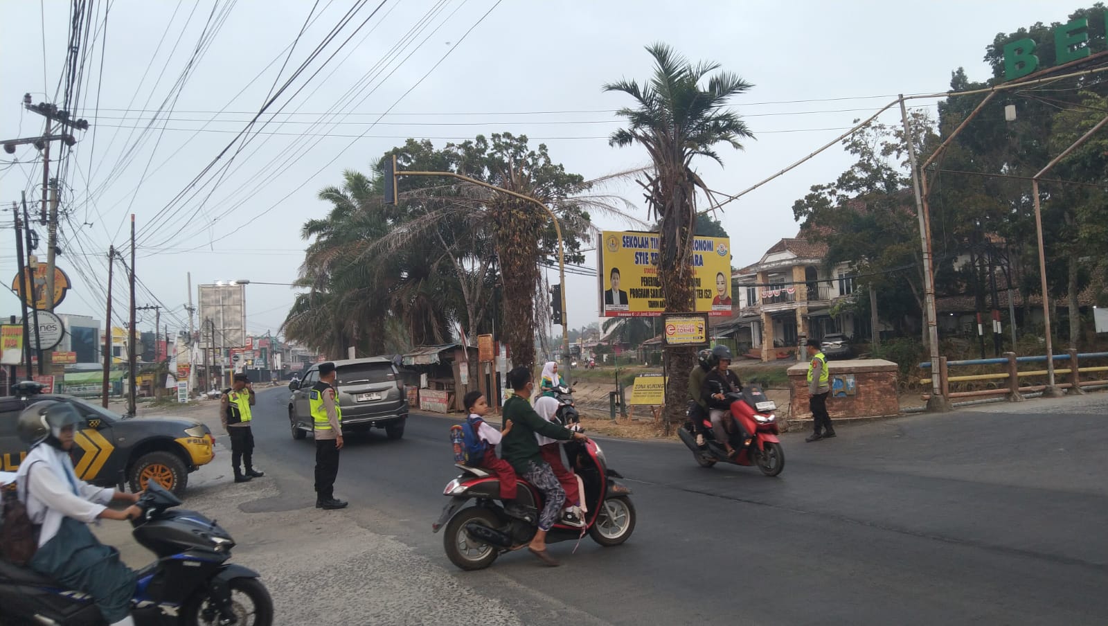 Bantu Kelancaran Lalu Lintas Pagi Hari, Personel Polsek Belitang I Gelar Strong Point di Persimpangan Vital