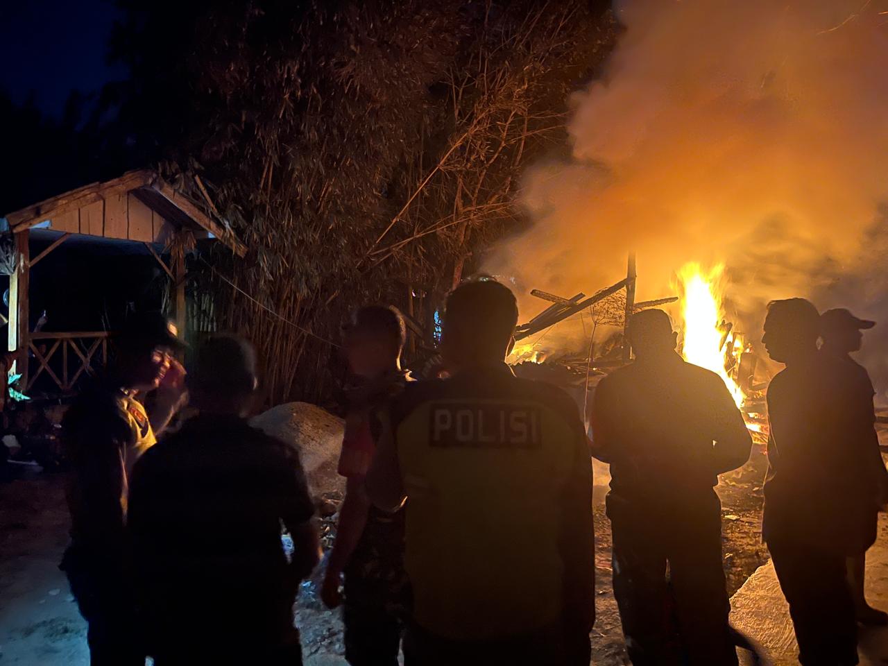 Ditinggal Shalat Magrib Usai Bakar Sampah, Kandang Ayam dan Gudang Kayu Warga Bedilan Hangus Terbakar