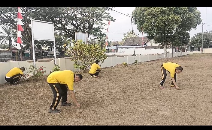 Dukung Gerakan Indonesia ASRI, Polsek Belitang I Gelar Program “BELIDA” Bersihkan Lingkungan Mako
