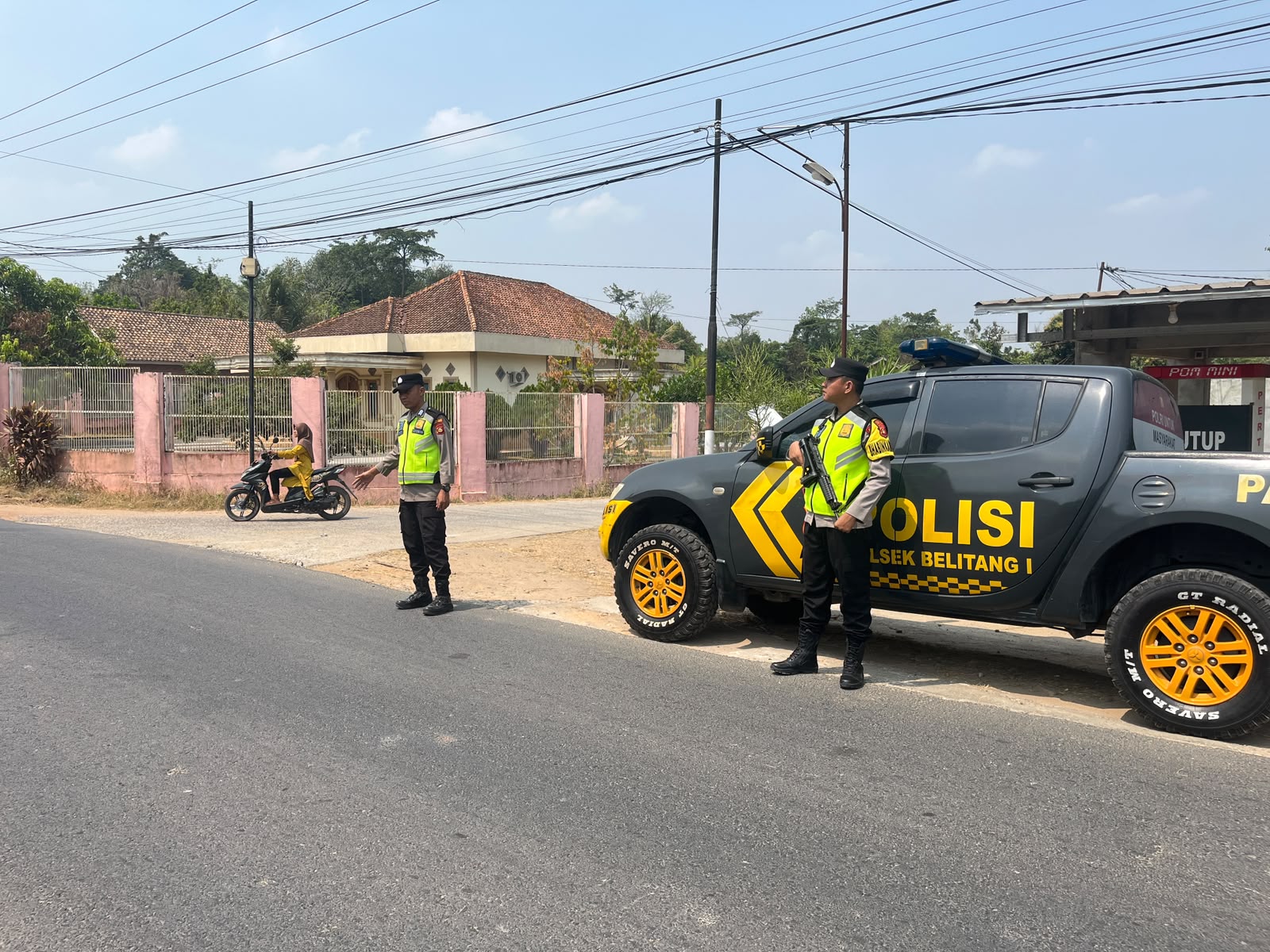 Penyisiran Jalur Poros Tiga Personel  Lapangan Pastikan Wilayah Belitang I Bebas Ancaman Kejahatan