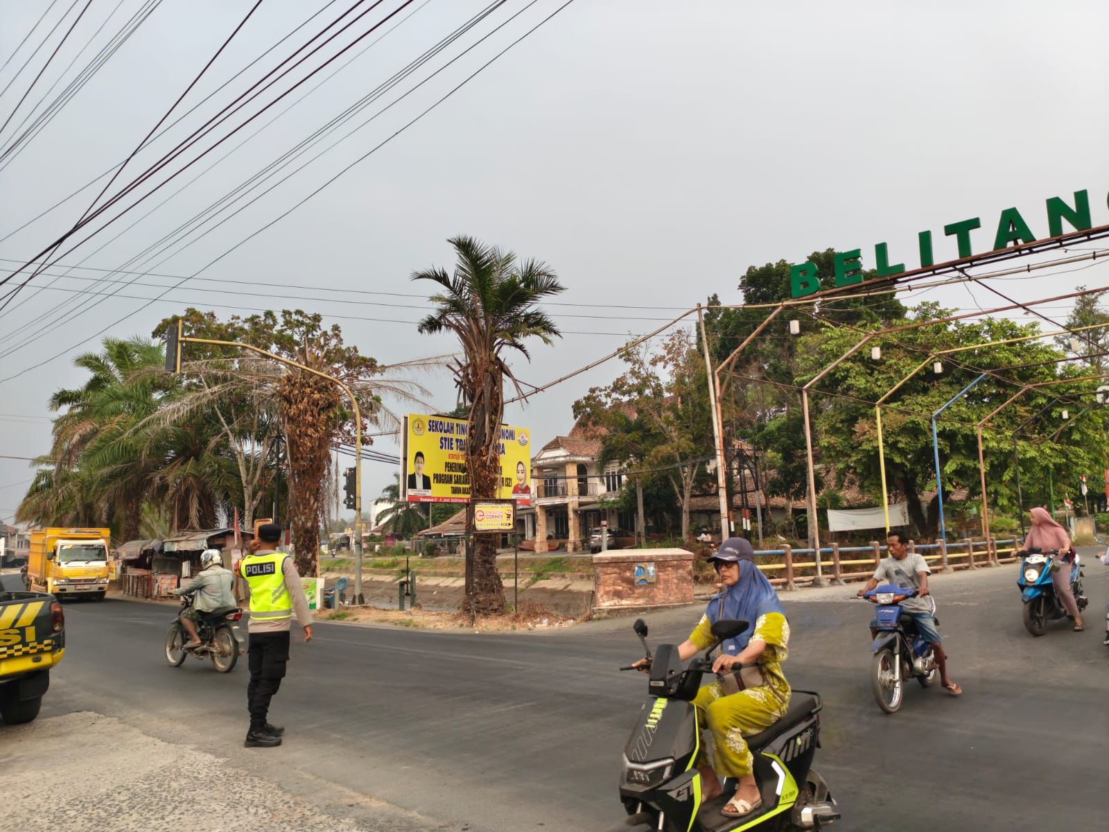 Kawal Aktivitas Masyarakat Pagi Hari, Polsek Belitang I Siagakan Personel di Persimpangan Utama