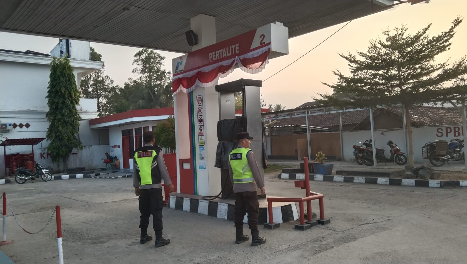 Pastikan Stok Aman dan Cegah Panic Buying, Polsek Belitang I Gelar Patroli dan Cooling System di SPBU BK 9