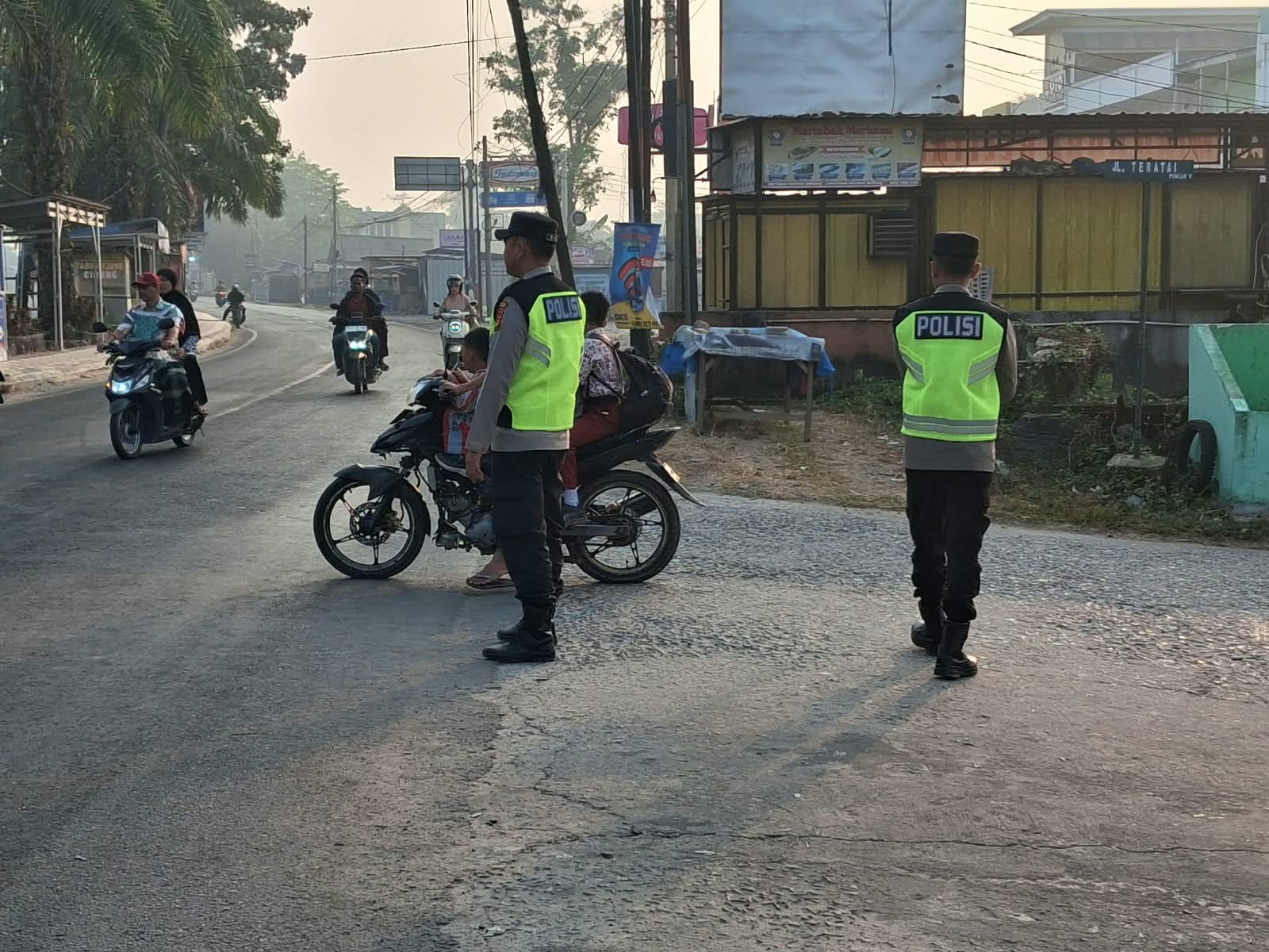 Sapa Pagi Warga Belitang, Personel Polsek Belitang I Amankan Jalur Vital