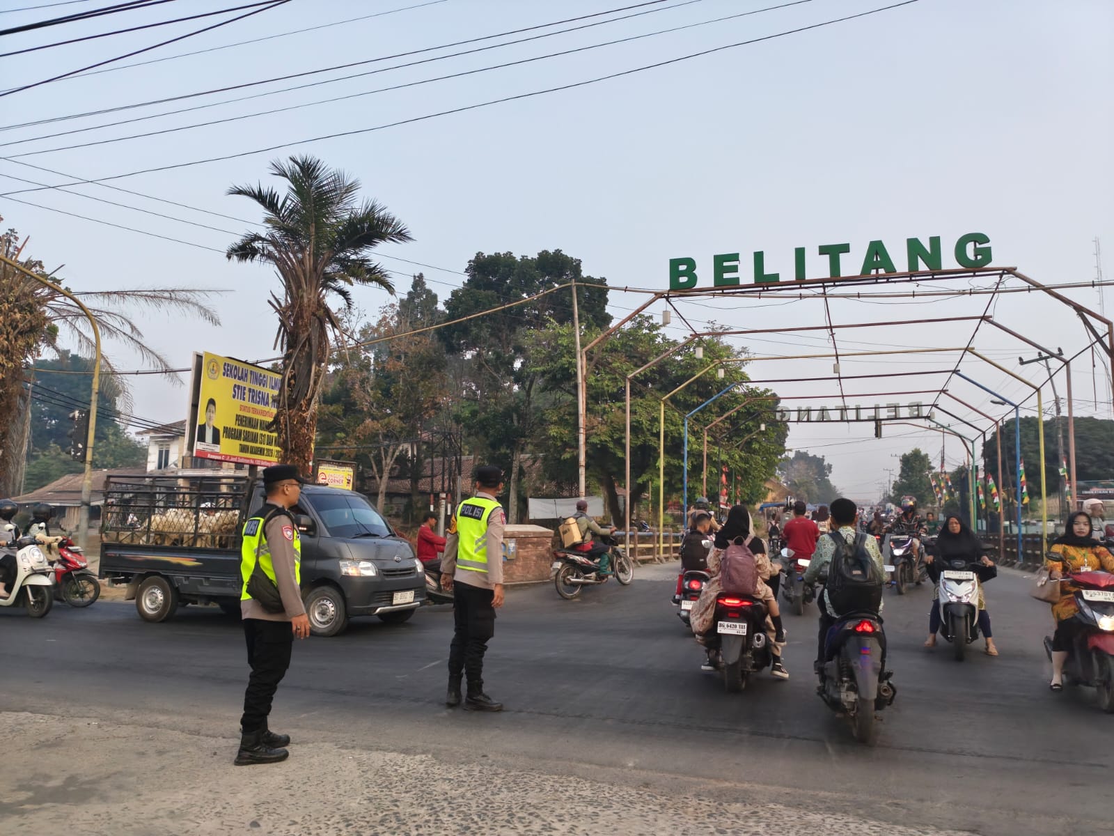 Sapa Pagi Warga, Polsek Belitang I Pastikan Arus Lalu Lintas Jalur Utama Lancar