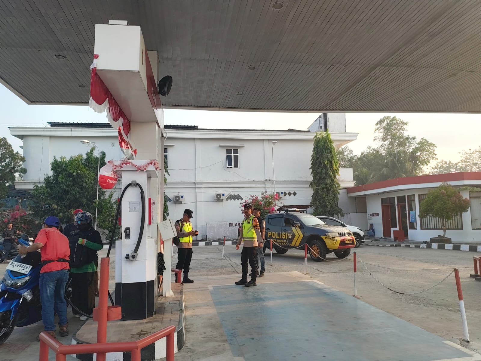 Atasi Antrean BBM, Personel Polsek Belitang I Turun Lapangan Edukasi Warga agar Tak Panic Buying
