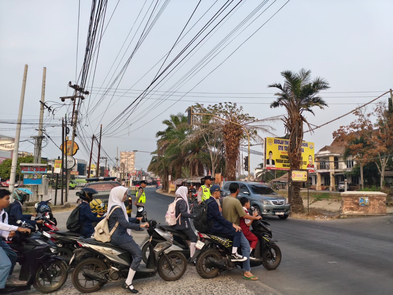 Urai Kepadatan Pagi Hari, Personel Polsek Belitang I Gelar Pengaturan Strong Point di Titik Rawan