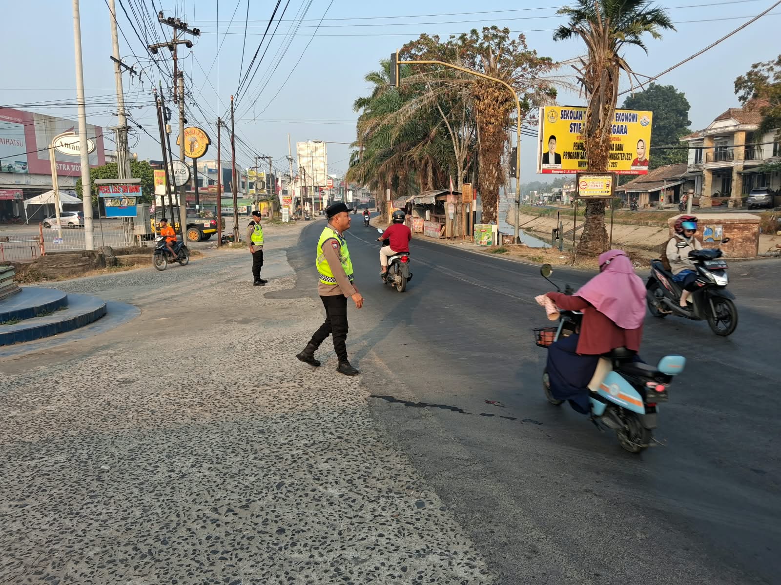 Pastikan Pagi Warga Aman dan Lancar, Polsek Belitang I Siaga di Persimpangan Utama