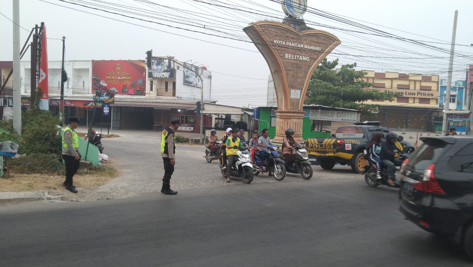 Bantu Aktivitas Pagi Warga, Personel Polsek Belitang I Siaga Pengaturan Lalu Lintas di Titik Rawan Kemacetan