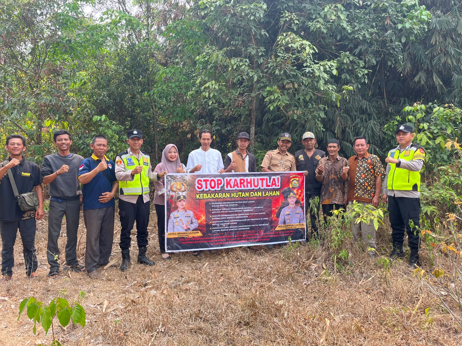 Cegah Kebakaran Lahan, Polsek Belitang I Masifkan Sosialisasi dan Pemasangan Spanduk Larangan Karhutla
