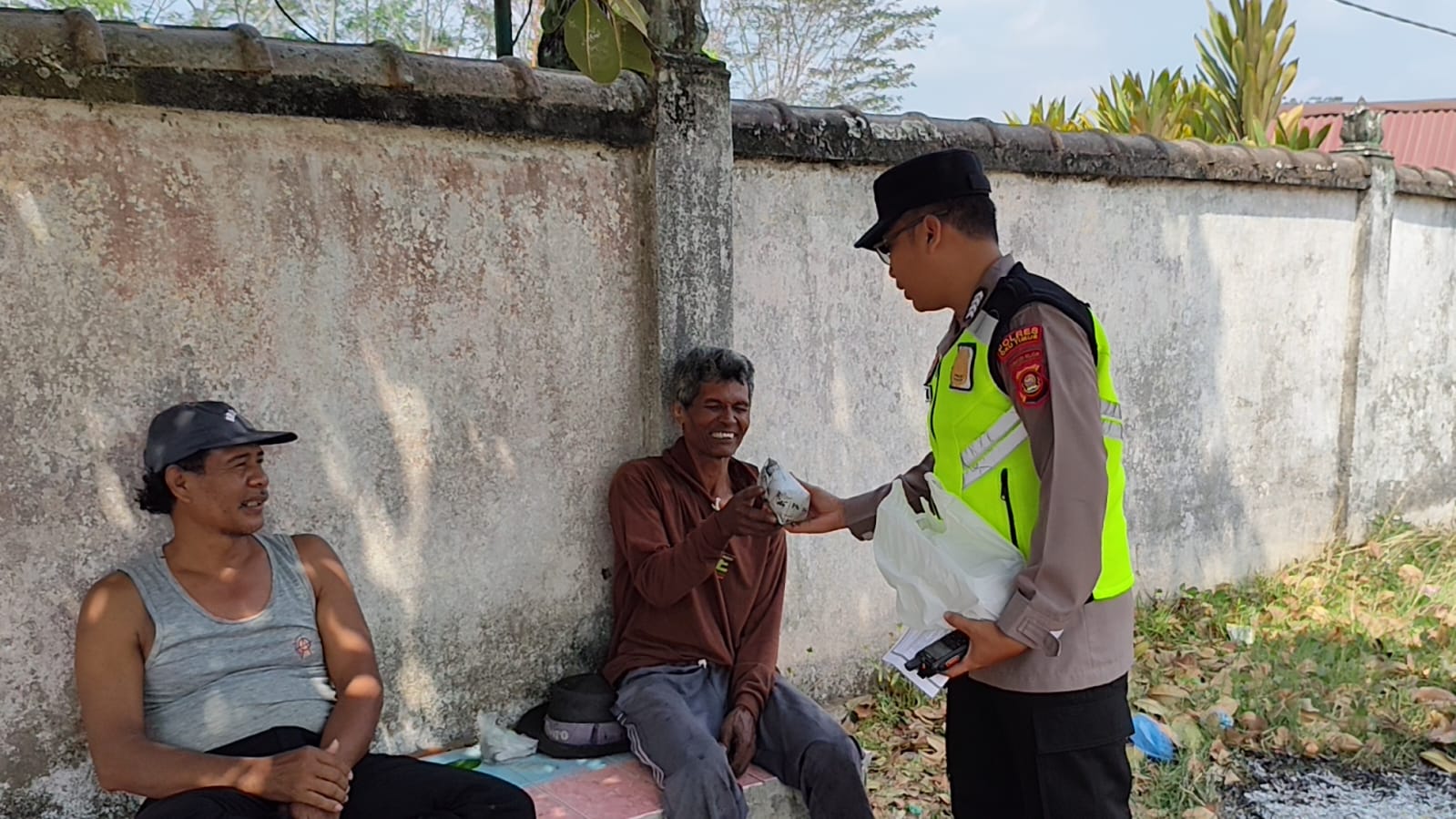 Sentuhan Humanis Polri, Polsek Belitang I Gelar Aksi Sedekah dan Berbagi untuk Masyarakat