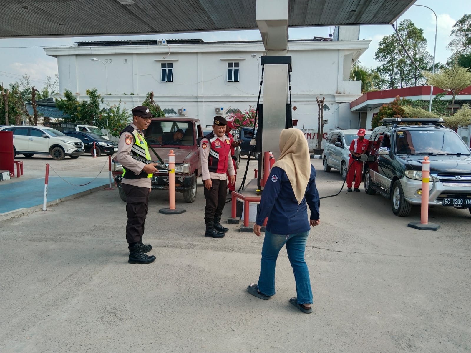 Pastikan Pasokan BBM Aman, Polsek Belitang I Gelar Monitoring di SPBU Mojosari