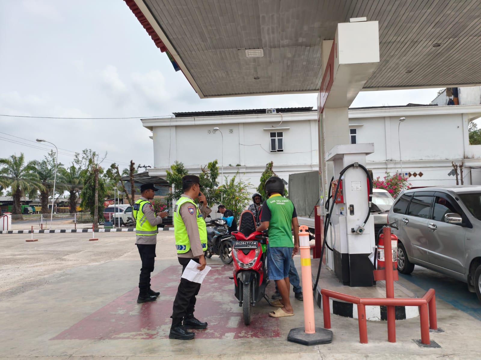 Pastikan Distribusi Lancar Tanpa Antrean, Polsek Belitang I Cek SPBU Desa Mojosari